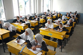 Schülerinnen in einer afghanischen Schule im Jahr 2007 (Sultan Razia High School in the Balkh province). Foto: UN Photo/Shehzad Noorani.