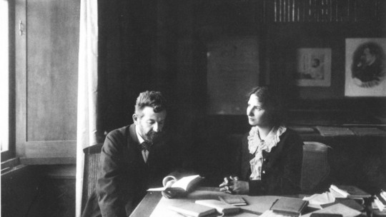 Richard Dehmel und seine Frau Ida im Nietzsche-Archiv, 1905. Wikimedia Commons/ gemeinfrei.